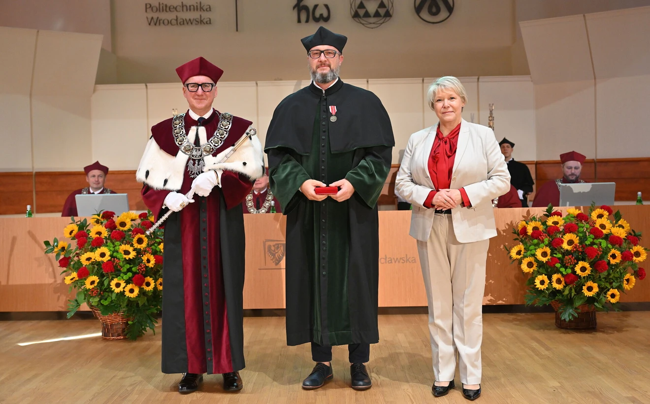 Prof. Adam Sieradzki z medalem Komisji Edukacji Narodowej podczas inauguracji roku akademickiego 2026/2027 